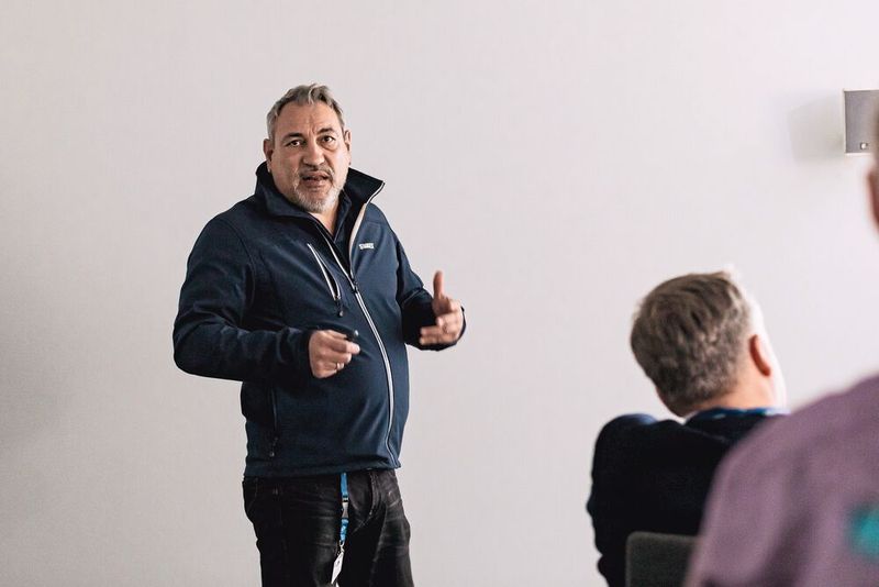 Danijel Crnjak, Simtek Präzisionswerkzeuge, spricht über das Thema 3D-gelaserte Spanformgeometrien für eine bessere Spankontrolle. (Bild: Stefan Bausewein)