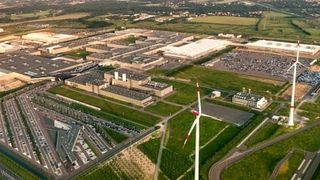 In der Kategorie Automotive OEM/Konzern gewinnt das BMW Werk Leipzig den „Lean & Green Management Award 2014“. Auf dem Gelände stehen vier Windräder, die jährlich 26 GWh Strom produzieren. (Foto: BMW)