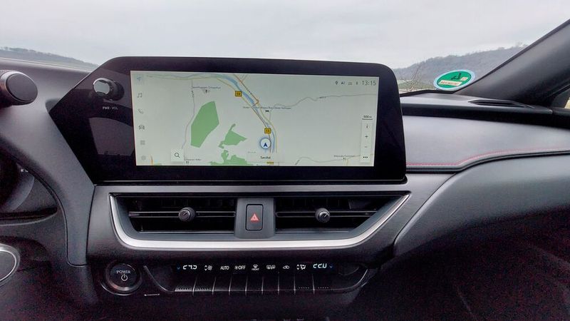 7. Früher war die Bedienung des Infotainment-Systems bei Lexus ein großer Schwachpunkt. Mittlerweile kann man es per Touchscreen  steuern. Das 12,3 Zoll große Display hat eine HD-Auflösung. Mit dem Sprachassistenten lassen sich unter anderem das Telefon, die Klimatisierung sowie Audiofunktionen steuern. Beim Praxistest funktionierte das allerdings nicht immer reibungslos. (Bild: Mauritz – VCG)
