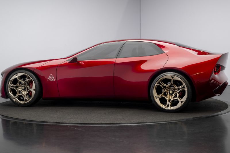 Der Name des Konzeptfahrzeugs bedeutet „Rotes Herz“ und verweist auf die sportliche Tradition der Marke. Dazu passt die flache, dynamisch gezeichnete Karosserie mit großen Rädern und einer speziellen roten Lackierung. (Bild: Alfa Romeo)