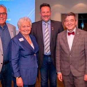 Für das Fotoalbum der Innung: (v. l.) stellvertretender Bürgermeister Johannes Kemper, Obermeisterin Dietlinde Stüben-Endres, Kreishandwerksmeister Arnd Neubauer und Bürgermeister Werner Arndt (Bild:  Kfz-Innung Recklinghausen und Gelsenkirchen)