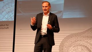 „Wir halten nichts davon, eine Brennstoffzelle in einen Pkw zu bauen“, sagte Porsche-Chef Oliver Blume beim Ifa-Kongress in Nürtingen. (Bild: Hahn/»kfz-betrieb«)