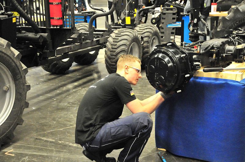 ... Christian Hilpert holte Silber bei den Land- und Baumaschinenmechanikern, und ... (Schmidt/»kfz-betrieb«)