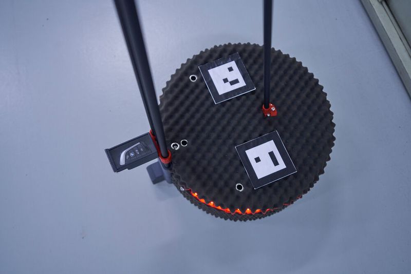 Der Fahrzeugschlüssel steckt dabei in einem Kasten an einem Liftsystem, das die unterschiedlichen Tragemöglichkeiten und -höhen wie zum Beispiel in der Hand-, Sport- oder Brusttasche simuliert. (Bild: BMW)