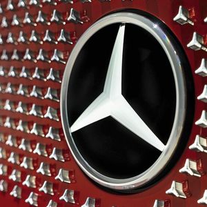 Die 275 Leuchtsterne im Frontbereich können sogar animierte Leuchtsequenzen darstellen.(Bild:  Mercedes-Benz)