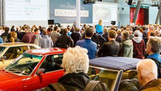 Großer Andrang bei der Classicbid-Auktion im Rahmen der Retro Classics 2018 in Stuttgart. (Bild: Classicbid)