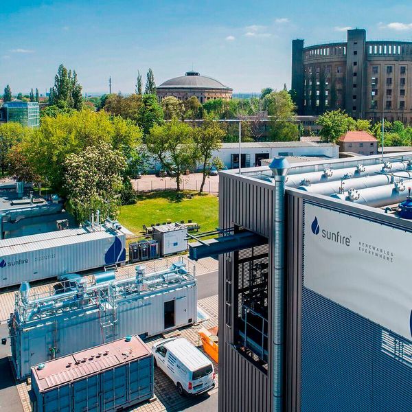 Mit einem Elektrolysetestfeldes in Prenzlau, Brandenburg, wollen das Das erneuerbare Energien-Unternehmen Enertrag und der Elektrolyse-Hersteller Sunfire die Uckermark auf die H2-Landkarte setzen: Gemeinsam wollen die beiden Unternehmen verschiedene Elektrolyseure mit einer Gesamtleistung von bis zu 15 MW bauen, testen und betreiben und auch eine Wasserstofftankstelle - die erste der Region - ans Netz bringen. (Bild: Sunfire)