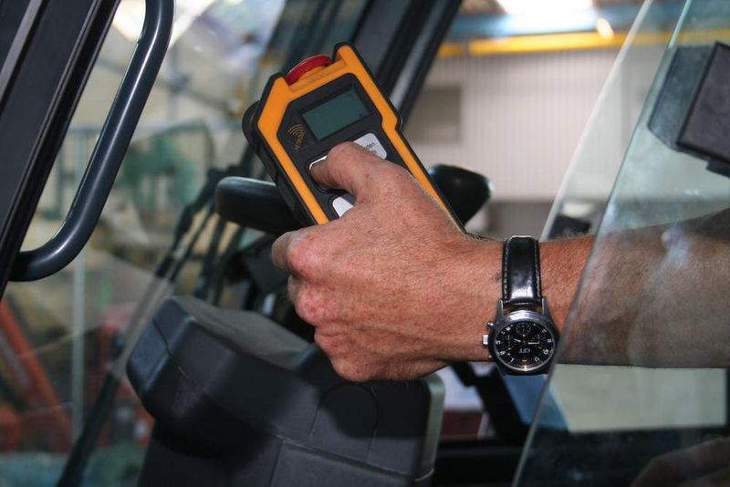 Per Funk kann der Staplerfahrer den Wendetisch fernbedienen. So lässt sich ein Coil schnell und ohne großen Aufwand wenden. Pfeifer installierte diese Funkfernbedienung auf Wunsch des Anwenders. (Archiv: Vogel Business Media)