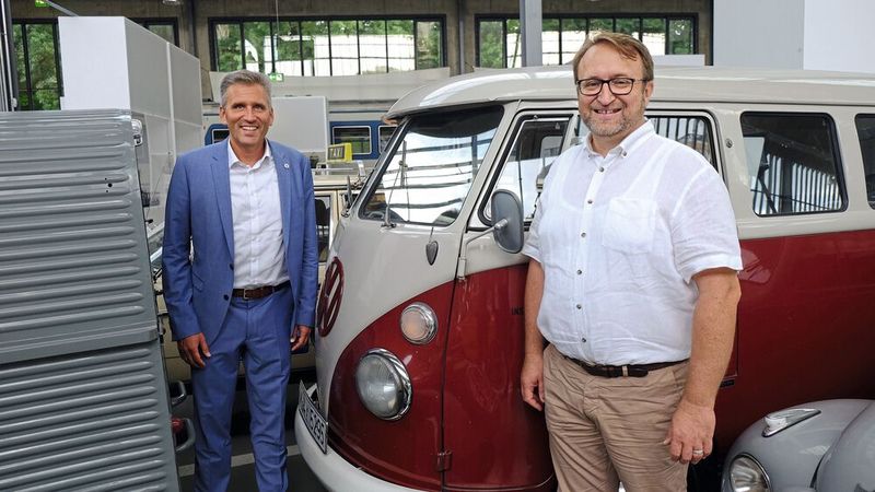 Obermeister Roland Hoier (l.) und Geschäftsführer Michael Frank von der Innung Unterfranken vor ihrem liebsten Motiv im Verkehrsmuseum: einem VW T1. (Bild: Zietz – »kfz-betrieb«)