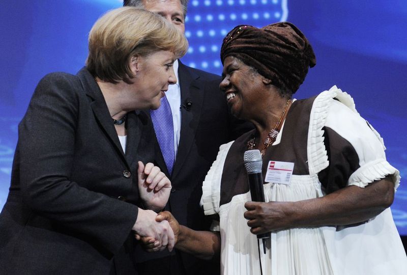 Ein Beispiel für „Connected Worlds“: Angela Merkel und Christina Marole, Betreiberin eines Spaza-Shops in Süadfrika. (Archiv: Vogel Business Media)