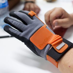 Der ProGlove aus Deutschland ist ein Wearable, mit dem Arbeitsprozesse deutlich verbessert werden können. Mit diesem intelligenten Handschuh kann der Nutzer direkt scannen oder Meldungen empfangen.