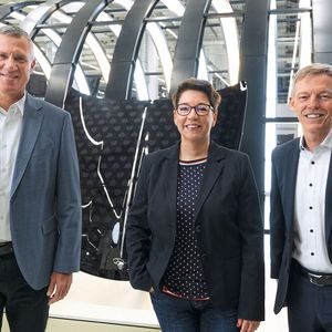 In enger Zusammenarbeit haben ABB Robotics und das Projektteam von Mercedes-Benz die Pixelpaint-Technologie von ABB im Sindelfinger Werk des Automobilherstellers implementiert. Von links: Arno van der Merwe, Dr. Julia Schuchardt, Jörg Reger(Bild:  ABB)
