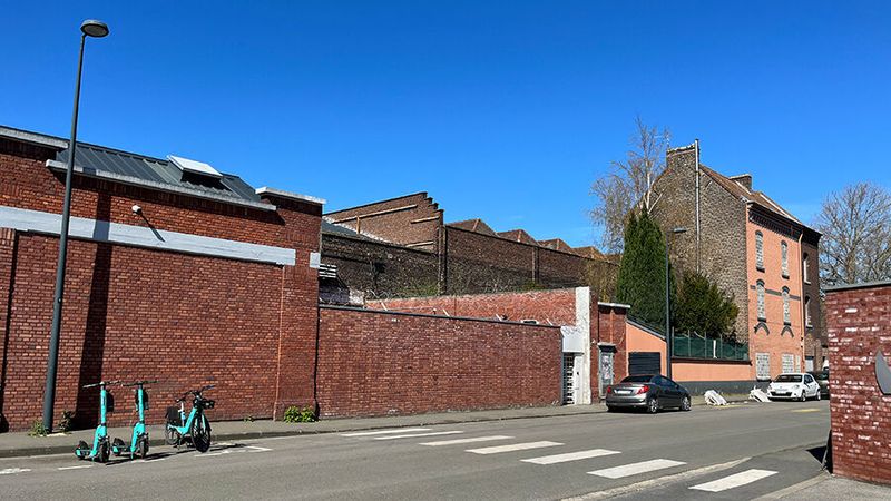 OVHcloud verfolgt einen „Brownfield“-Ansatz: Jedes Gebäude kann als Rechenzentrum genutzt werden. Die besondere Wasserkühlungstechnik, die ohne den Einsatz jeglicher Art von Kältetechnik auskommt, und die Nutzung von Deckenverkabelung machen es möglich. Nur der Stacheldraht und das Drehkreuz verraten: Hier geht es besonders sicher zu. (Bild: ewg / Vogel IT-Medien GmbH)