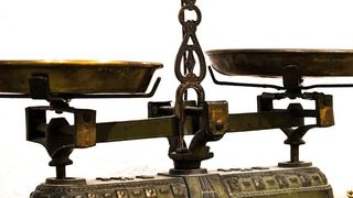 Leichtbau funktioniert auf verschiedenen Wegen: Eine Gewichtsreduzierung kann entweder durch klassische Materialeinsparungsmaßnahmen und Materialsubstitute oder durch eine zunehmende Funktionsintegration von Bauteilen erreicht werden.  (gemeinfrei)