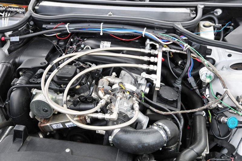 Dem Diesel-Erdgas-Motor des BMW sieht man seinen Prototypen-Status noch an. Er vereint die Vorteile von Diesel- und Erdgasantrieb und lässt sich schon sehr harmonisch fahren. (Archiv: Vogel Business Media)