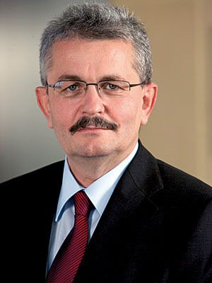 „Da sich die Lage am Arbeitsmarkt mit aus­laufender Kurzarbeit verschärfen wird, muss alles daran gesetzt werden, die Lohnzusatz­kosten zu senken.“ Bertram Brossardt, Haupt­geschäftsführer der Vereinigung der Bayerischen Wirtschaft (vbw). (Archiv: Vogel Business Media)