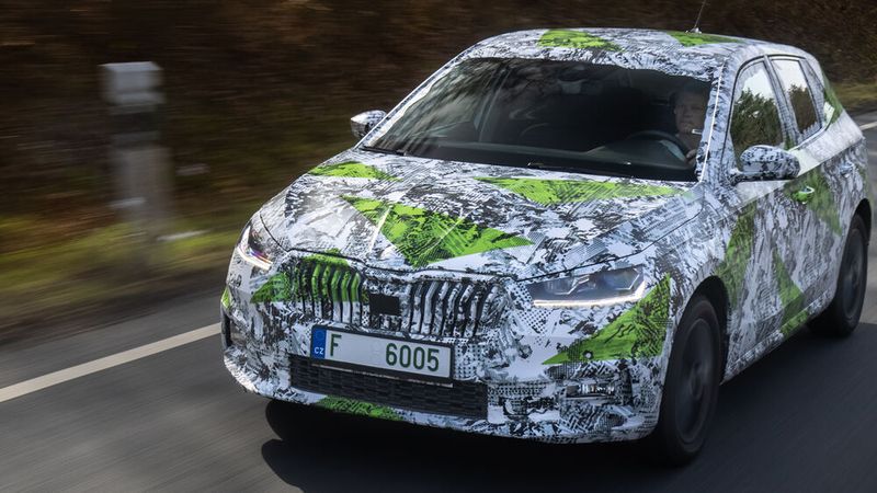 Klares Erkennungszeichen: der Grill wächst in die Breite, die Scheinwerfer erhalten untere LED-Lidschatten. (Bild: Skoda)