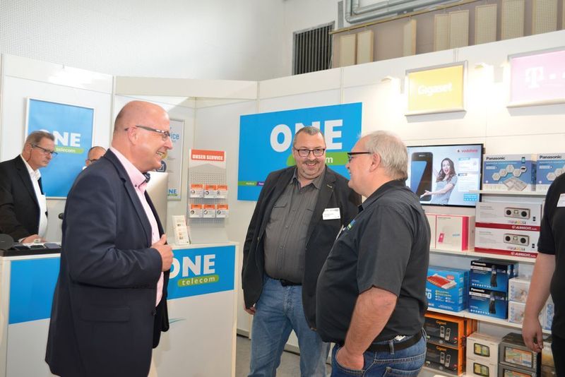 Lockere Gespräche im neuen One-Telecom-PoS-Showroom. (Eno)