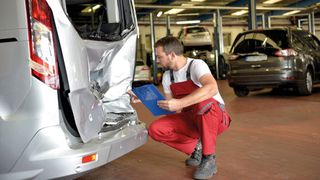 Verunfallte Fahrzeuge versprechen häufig einen guten Wiederverkaufswert. Händler, die von solchen Geschäften profitieren wollen, sollten sich mit Gutachten, Versicherungen und Restwerten auskennen. (Bild: © industrieblick - adobe.stock.com)