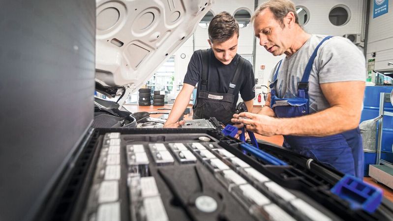 Für alle Auszubildenden im Kfz-Gewerbe Schleswig-Holstein steigen die Vergütungen ab 1. August 2023 um 85 Euro und ab 1. August 2024 nochmals um 65 Euro. (Bild:  Promotor)