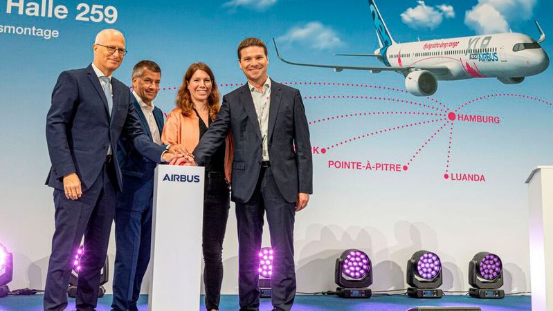 v.l.: Peter Tschentscher, Erster Bürgermeister der Freien und Hansestadt Hamburg, André Walter, Leiter der Airbus-Verkehrsflugzeugproduktion in Deutschland, Anna Christmann, Koordinatorin der Bundesregierung für die deutsche Luft- und Raumfahrtpolitik, und Gary o'Donnell, Leiter der A321XLR-Entwicklung, eröffnen die neue A321XLR-Ausrüstungshalle in Hamburg Finkenwerder.(Bild:  Airbus / Stefan Kruijer)