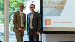 Schleswig-Holsteins Digitalisierungsminister Dirk Schrödter (v. l. ) und Generalkonsul in Dänemark Klaus Juel Werner bei der GovTech in Flensburg.  (Bild: © DigitalHub.SH)