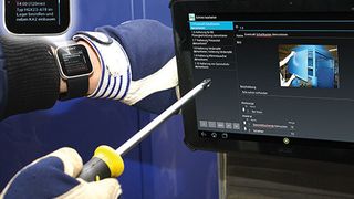 Für Industrie 4.0 werden Tablet und Smartwatch zu einem wichtigen Werkzeuf für den Monteur. Der Fraunhofer-Forscher Bodo Urban sieht hierbei ein großes Potential für den Mittelstand. (Fraunhofer IGD)