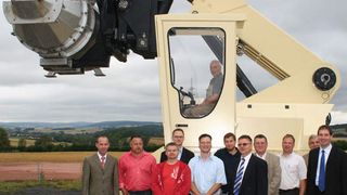 Werksvorabnahme bei Hubtex in Fulda: Projekt- und Standortleiter von Georg Fischer sowie die Hubtex-Verantwortlichen inspizierten den neuen Teleskoparm-Stapler. Bild: Hubtex (Archiv: Vogel Business Media)