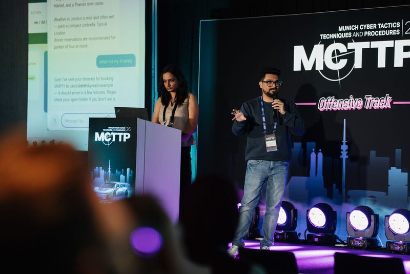 Ein besonders brisantes Thema brachten Pallavi Deshmukh (li.) und Omkar Joshi mit: „When AI Agents Become Insiders: Hidden Access Risks in Agentic Systems“ (Bild: Manuel Emme Fotografie)