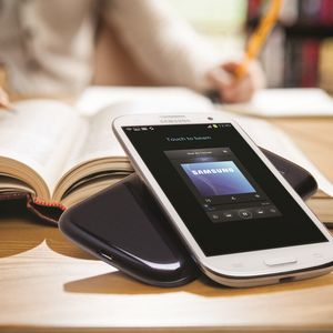 Musik kann via Gerätekontakt ausgetaucht werden.