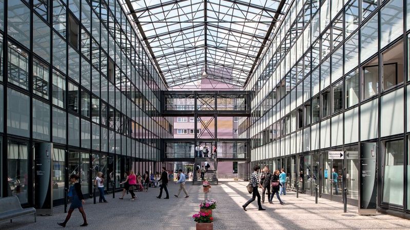 Aus ihren Studiengängen am Campus Lichtenberg der HWR Berlin hat Prof. Lück-Schneider die Erkenntnis mitgenommen, dass die öffentliche Verwaltung als Arbeitgeberin einen durchaus positiven Stand hat.(Bild: ©  HWR Berlin / Christoph Eckelt)