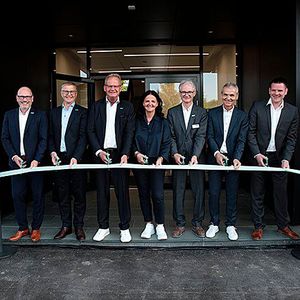 Arburg-Entscheider zerschneiden das Band zur Wiedereröffnung des ATC Radevormwald.(Bild:  Arburg)