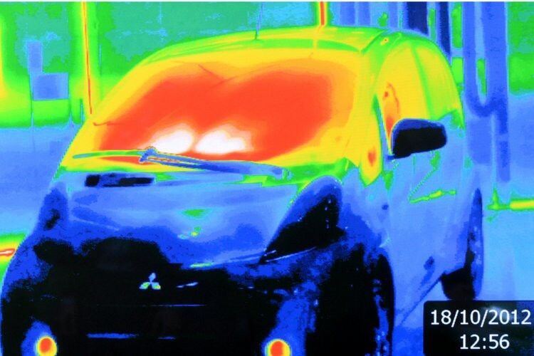 Die Webasto Standheizung für Hybrid- und Elektrofahrzeuge: Auf dem Thermographiebild zeigen die hellen Bereiche die Aufheizung des Innenraums. (Webasto)