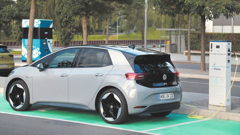 Bis zu 9.000 Euro Förderung können Käufer von rein elektrischen Fahrzeugen vom BAFA erhalten. Diesen Betrag dürfen Händler aber nicht einfach vom Kaufpreis abziehen und damit werben. (Bild:  Volkswagen)