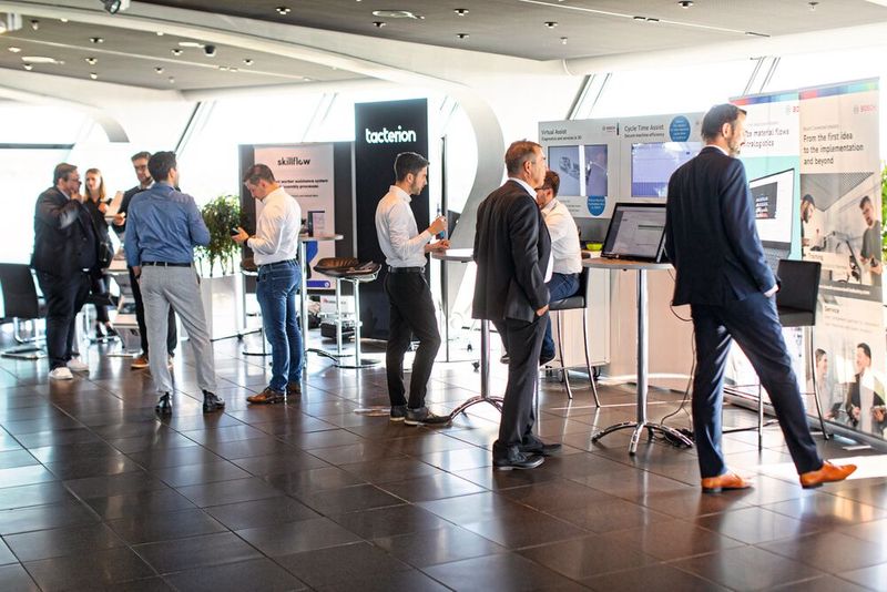 Während sich Bosch (rechts) als Leitanwender und -anbieter von Industrie-4.0-Lösungen präsentierte, hatte das Start-up Tacterion (links) einen taktilen Handschuh für manuelle Montageprozesse namens „skillflow“ mitgebracht. (Bild: Max Niemann)