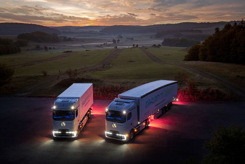 Ab Verkaufsstart gibt es den E-Actros 600 als Sattelzug- und mit Pritschenfahrgestell. Der Preis wird laut Mercedes circa zwei- bis zweieinhalb mal höher liegen als der des Diesel-Modells. Die Serienproduktion soll Ende 2024 beginnen. (Bild: © Daimler Truck AG)