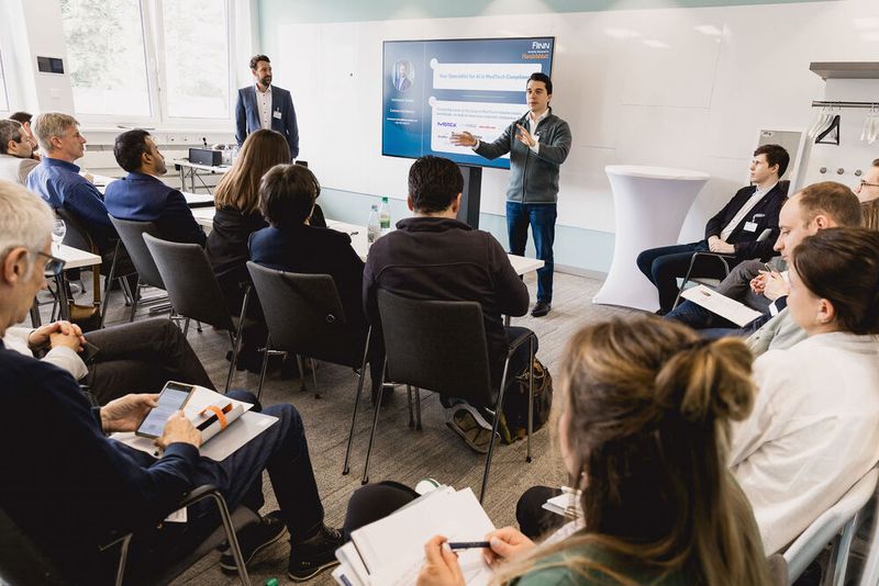 Nach der Pause starteten am 2. Event-Tag die Workshops. Immanuel Bader und Steven Reichen (beide Flinn AI) gaben den Teilnehmern Validierungstechniken für KI-Tools, die in regulatorischen Bereichen eingesetzt werden, an die Hand. (Bild: Stefan Bausewein)