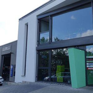 Das Kundenzentrum präsentiert sich optisch ebenfalls ansprechend.(Bild:  Schreiner/»kfz-betrieb«)