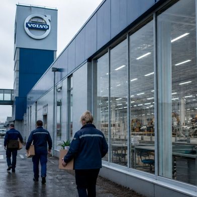 So ungefähr könnte es bald beim schwedischen Autohersteller Volvo aussehen! Denn das Management muss auf die derzeitige prekäre Lage reagieren, was rund 2.500 Stellen kosten kann ... (Bild: KI-generiert)