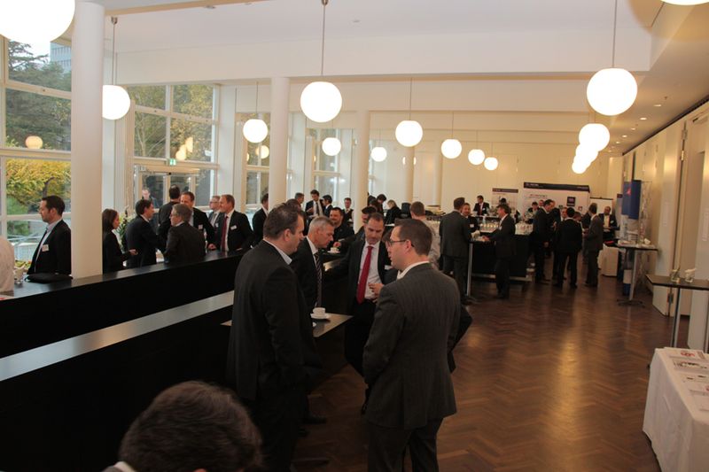 Während der Kaffee- und Mittagspause bietet sich das Foyer zum Austausch an (Archiv: Vogel Business Media)