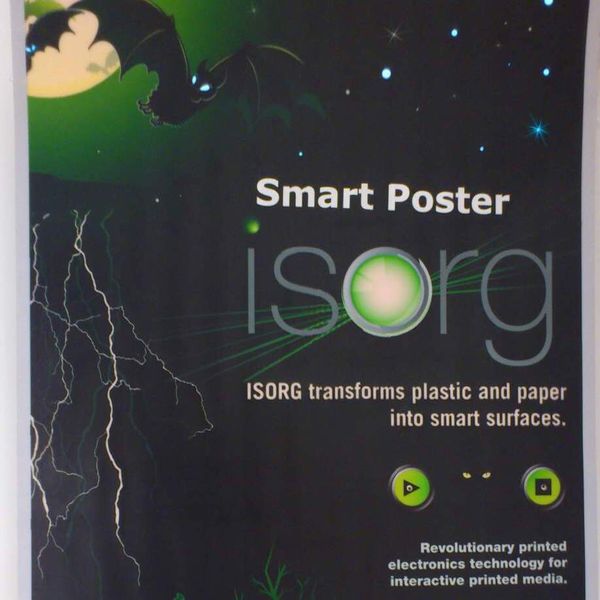 Das „intelligente Poster“ des französischen Herstellers Isorg reagiert auf Annäherung. Passend zum Fledermaus-Motiv stößt dieses Poster gruselige Laute aus, sobald man sich ihm nähert. (Bild: ELEKTRONIKPRAXIS)