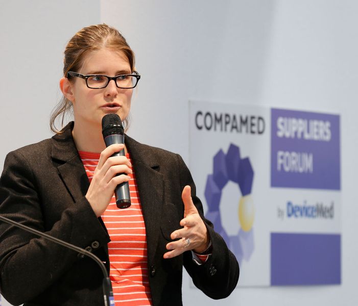 Nicola Revellin, Namsa, erläutert auf dem Compamed Suppliers Forum by Devicemed die FDA-Kriterien für wiederaufbereitete Medizinprodukte … (Messe Düsseldorf / ctillmann)