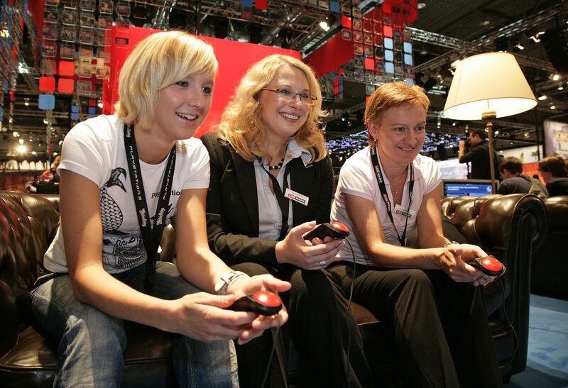 Auch die Damen von Lexware waren sichtlich begeistert von den Neuheiten aus dem Hause Sony Computer Entertainment. (Archiv: Vogel Business Media)
