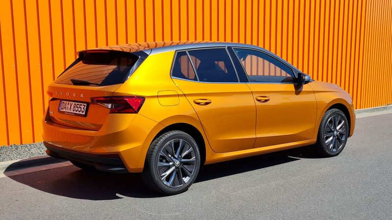 Die Kofferraumkante beim Skoda Fabia liegt 68 Zentimeter über der Fahrbahn, …  (Bild: Autoren-Union Mobilität / Michael Kirchberger)