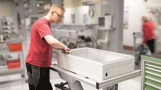 Der RK Easymount ist eine ergonomische Arbeitsplatzlösung, die eine ermüdungsfreie Montage ermöglicht. (Bild: RK Rose+Krieger)