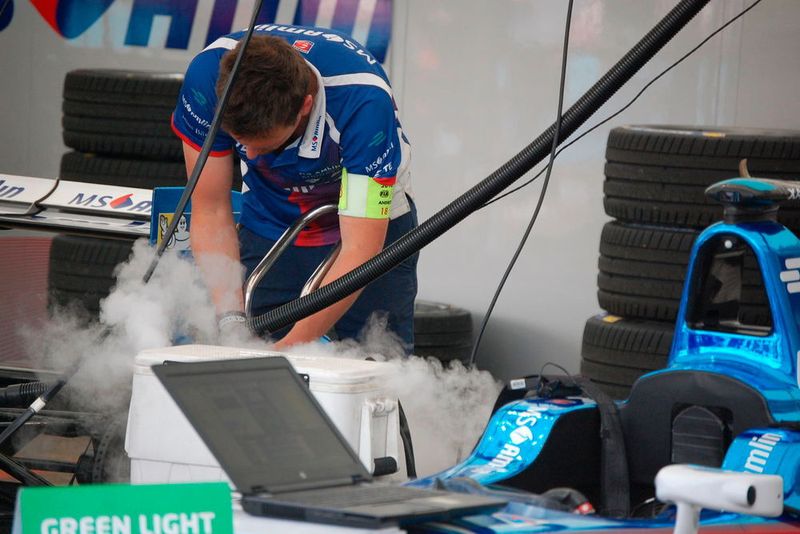 Ein Renningenieur arbeitet am Fahrzeug von Antonio Felix da Costa. Genützt hat es wenig: Der Portugise und ehemalige BMW-DTM-Pilot kam am Samstag am Ende des Feldes ins Ziel. (Benjamin Kirchbeck)