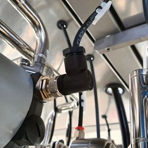 Sind nicht einmal halb so groß wie die zuvor eingesetzten Industriesteck­verbindungen: Epic M12-Power-Stecker.(Bild:  Lapp)