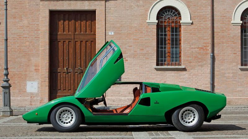 Zusammen 599 KW/814 PS stark, beschleunigt der Countach der Neuzeit in 2,8 Sekunden aus dem Stand auf Tempo 100 und erreicht bei Vollgas 355 km/h.  (Bild: Lamborghini)