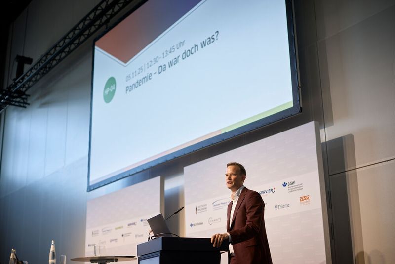 „Pandemie – da war doch was?“ Prof. Dr. Hendrik Streeck, ... (Bild: Jan Pauls / Deutscher Pflegetag)