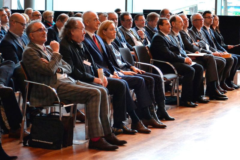 Zum IFA-Kongress versammeln sich viele bekannte Gesichter aus der Autobranche. In diesem Jahr dabei sind unter anderem (v.li.) Burkhard Weller, Emmerich Engels, Thomas Zahn (beide VW) und Sabine Scheunert (Mercedes-Benz). (Bild: Seyerlein)